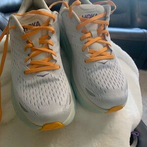 Nice comfortable Hoka’s Clifton 8 size 10B run a little wide, comes without box